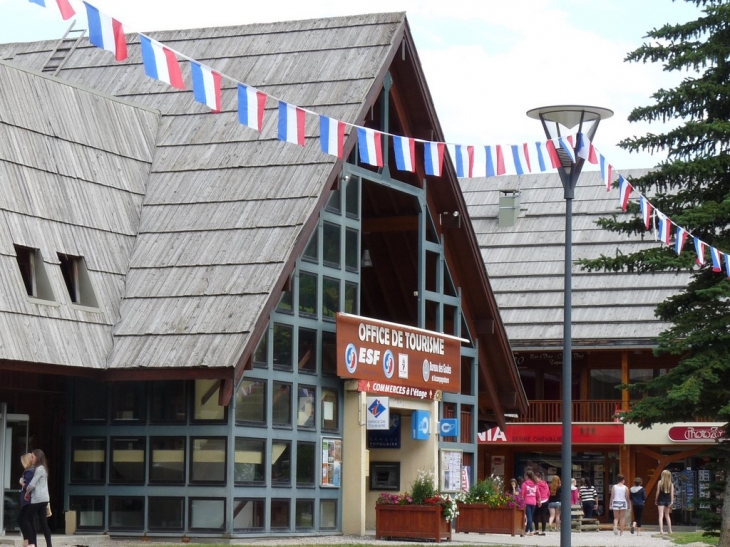 A Villeneuve  , l'office de tourisme - La Salle les Alpes