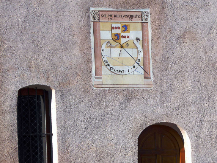 Le cadran solaire sur le mur de l'église - Lazer