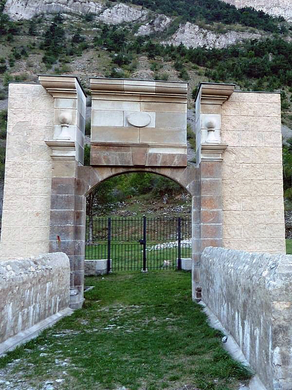 Entrée du château des Lesdiguières - Le Glaizil