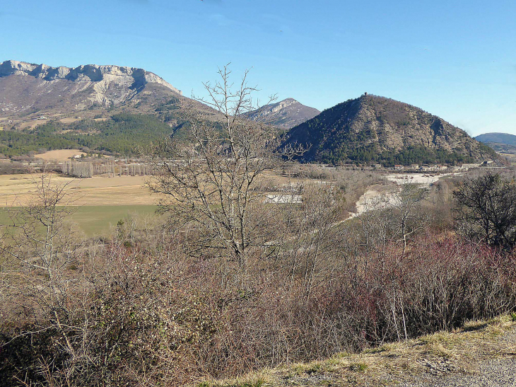 Le paysage et la tour de guet sur la colline - Montrond