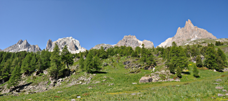 Panorama : Chandelle du lac Rouge & Main de Crépin - Névache