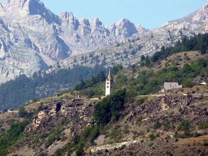 Vue sur l'église - Puy-Saint-Pierre