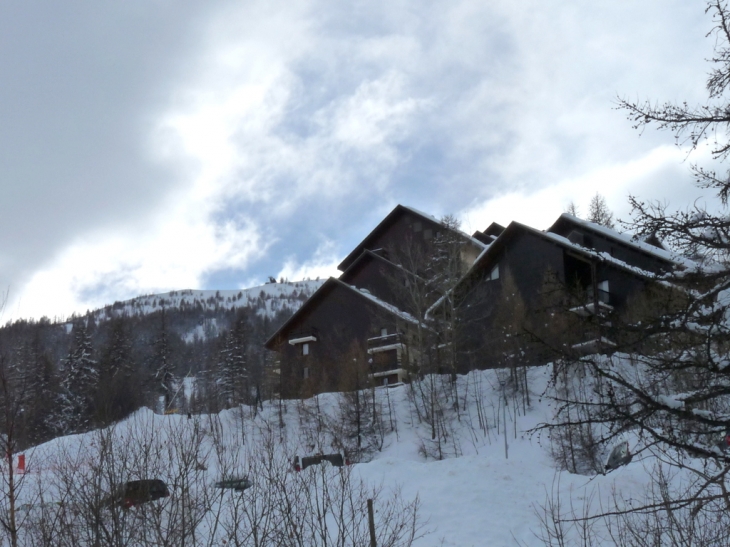 La station sous un ciel gris - Puy-Saint-Vincent