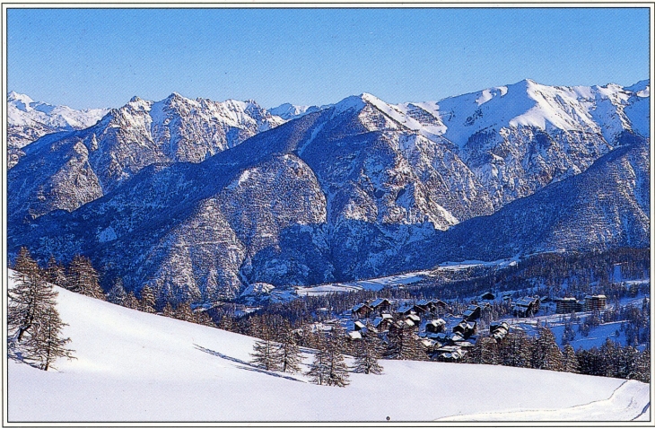 Vue sur le village (carte postale de 1990) - Risoul