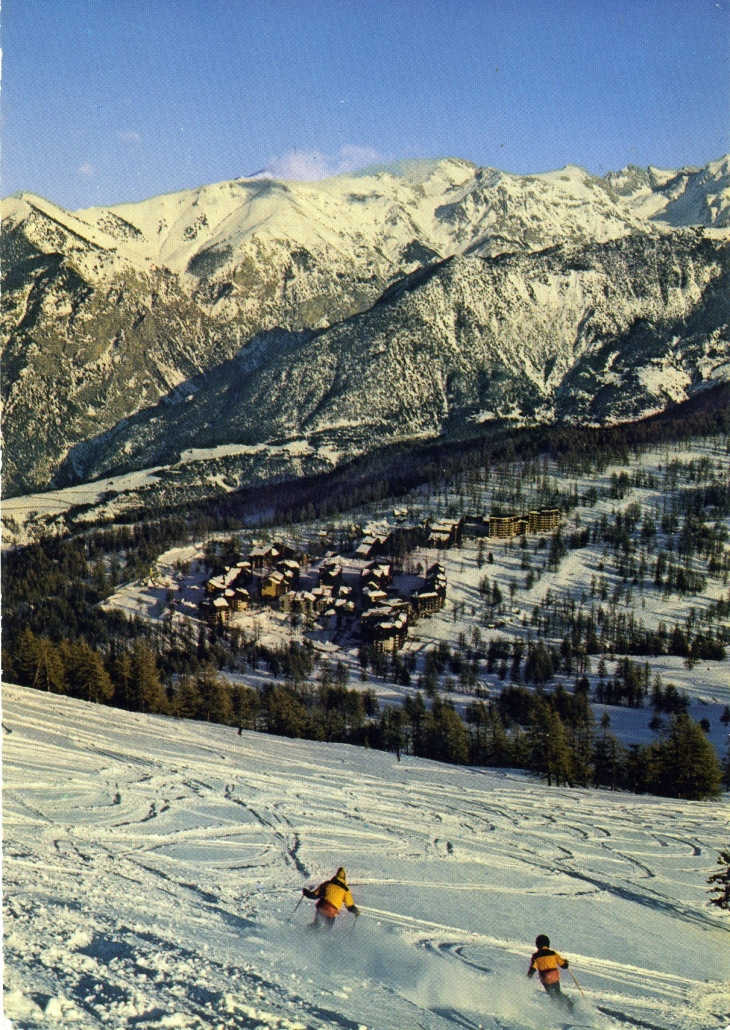 Descente sur la station (carte postale de 1980) - Risoul