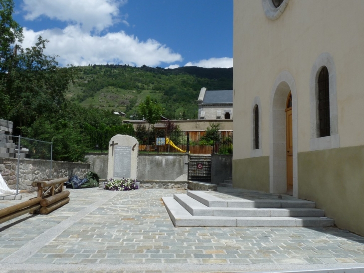 Le parvis de l'église de Chantemerle ou sqare du 19 mars 1962 - Saint-Chaffrey