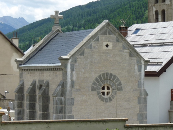 Autour de l'église à Chantemerle - Saint-Chaffrey