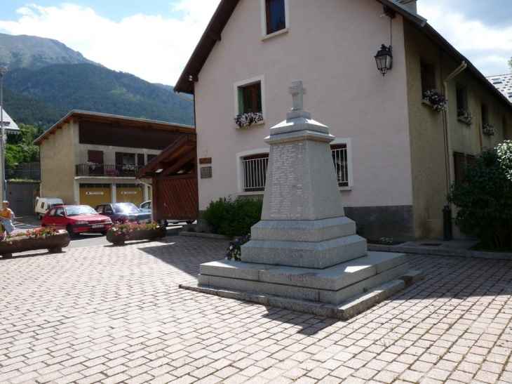 A Saint Chaffrey , la place du souvenirs Français - Saint-Chaffrey