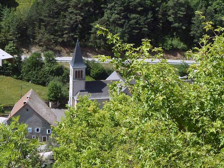 L'église : Dévoluy (ou Le Dévoluy1) est, depuis le 1er janvier 2013, une commune nouvelle  issue du regroupement des quatre communes : Agnières-en-Dévoluy, La Cluse, Saint-Disdier et Saint-Étienne-en-Dévoluy.