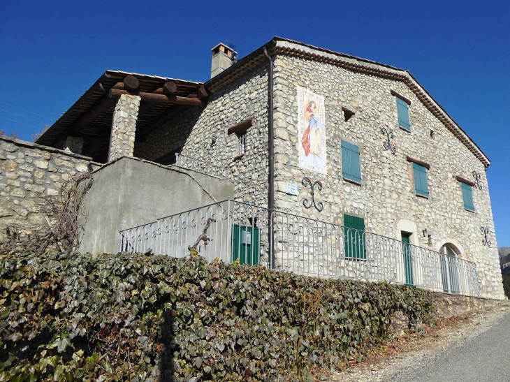 La maison au cadran solaire en face de l'église - Saint-Genis