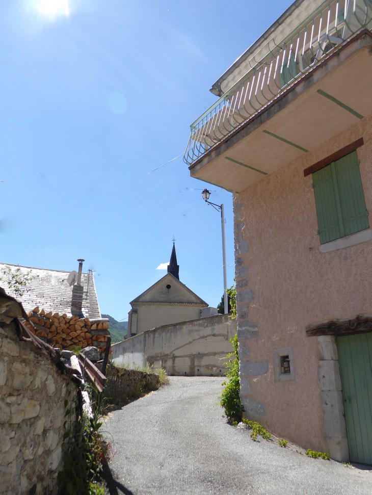 Vers l'église - Saint-Julien-en-Beauchêne