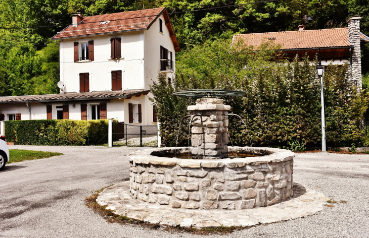 Fontaine - Saint-Julien-en-Beauchêne