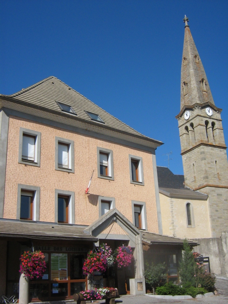 Mairie, Bureau du Tourisme et l'Eglise - Saint-Léger-les-Mélèzes