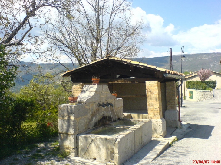 FONTAINE DU VILLAGE - Saint-Pierre-Avez