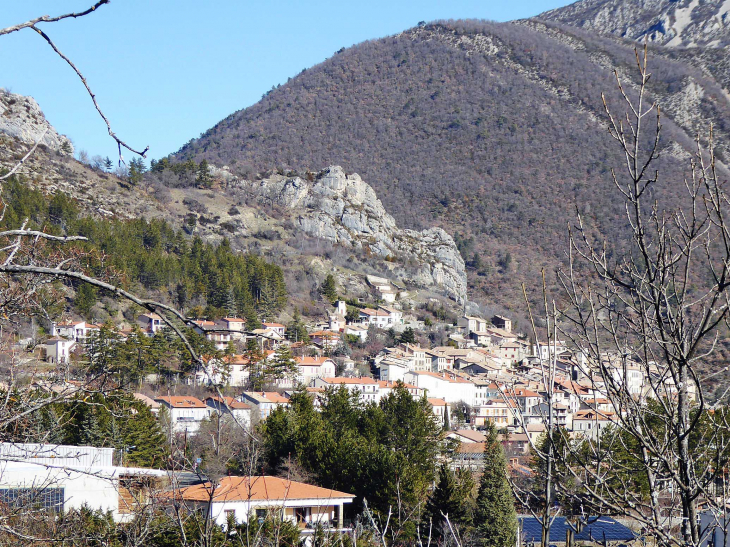 Vue sur la petite cité médiévale - Serres