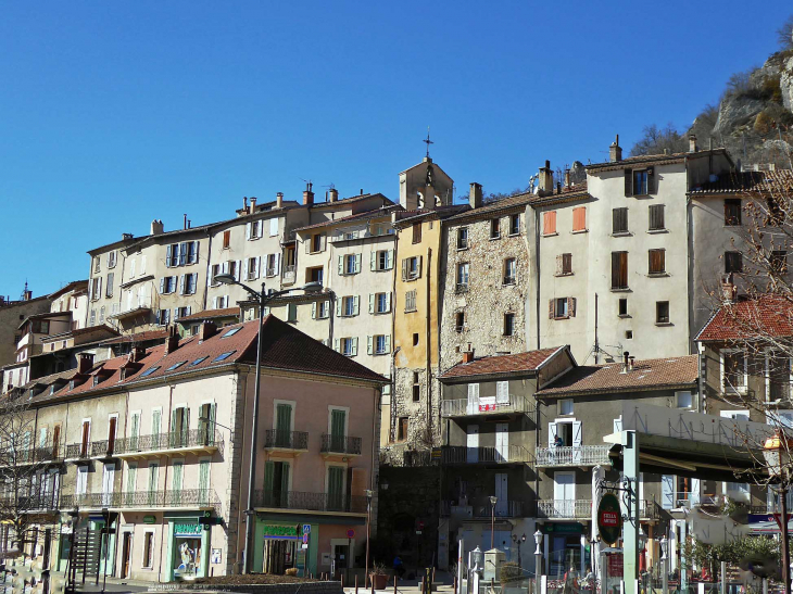 La vieille ville : les maisons, la placette de la fontaine, le clocher - Serres