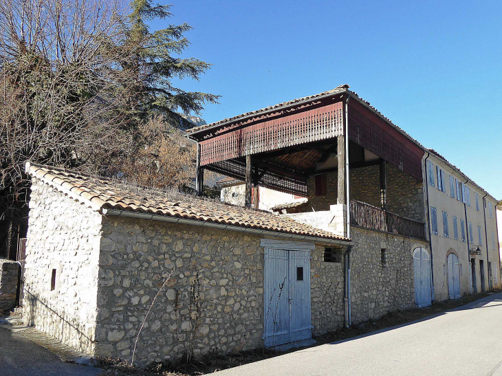 Maison dans le village - Trescléoux