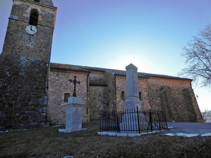 Le monument aux morts devant l'église - Upaix