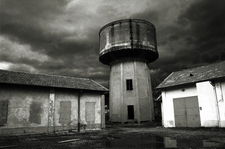 Le chateau d'eau du P L M  a coté de la gare de  Veynes  05