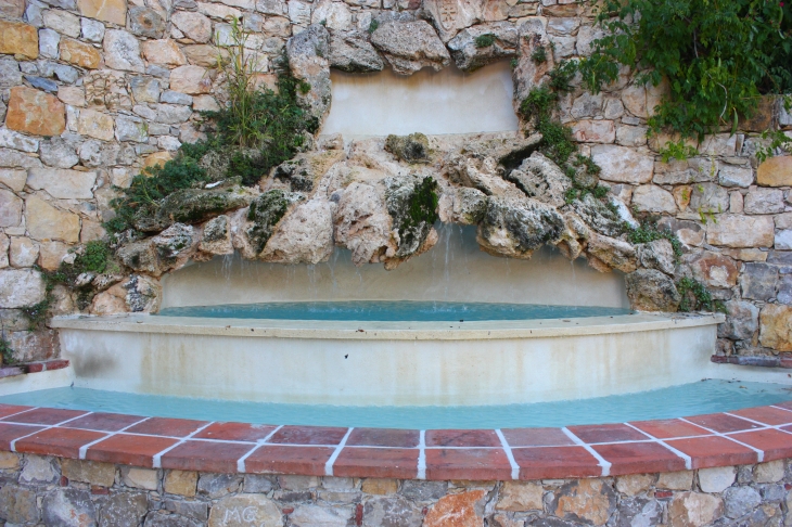 Fontaine de Bagnols en forêt - Bagnols-en-Forêt