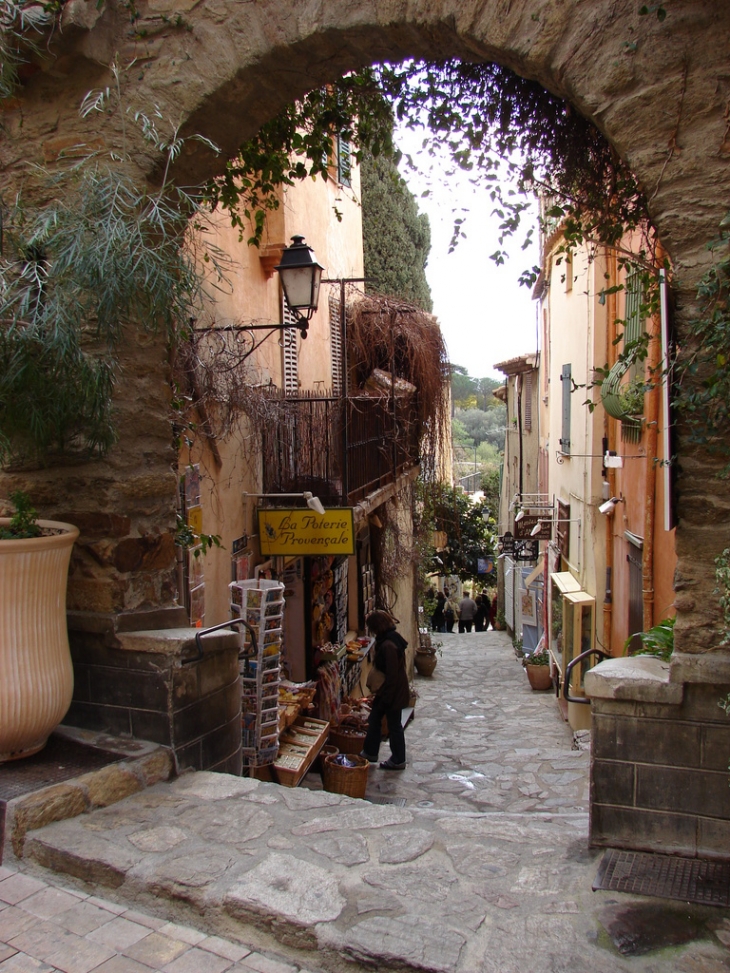 La rue Rompi Cuou - Bormes-les-Mimosas