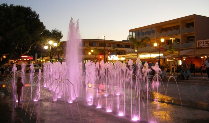 La nouvelle place des jets d'eau - LA FAVIERE - Bormes-les-Mimosas