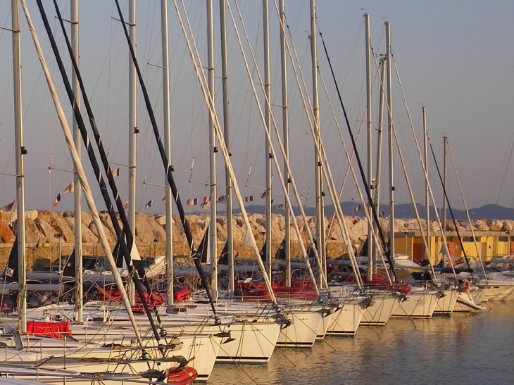 Le port de LA FAVIERE - Bormes-les-Mimosas