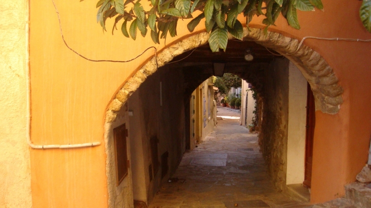 BORMES - UNE RUE - VAR - Bormes-les-Mimosas