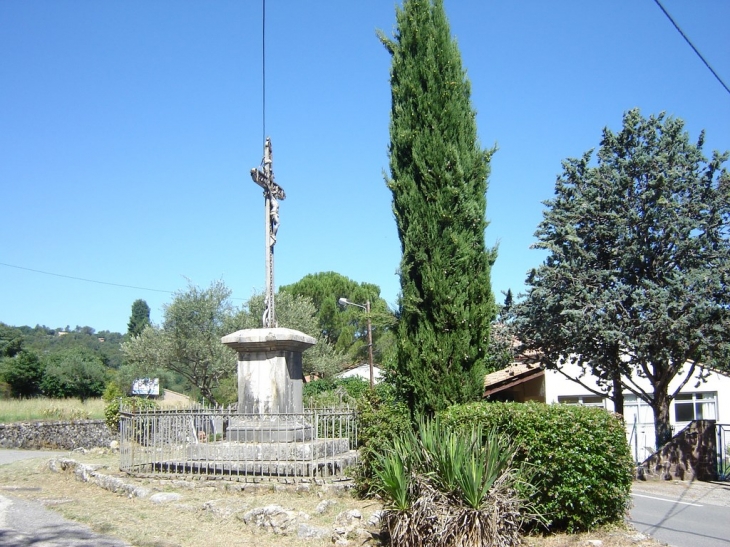  A l'entrée du village - Bras