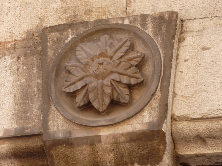 Sur une façade rue de la république - Brignoles