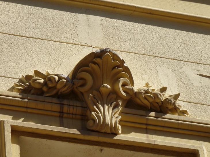 Sur une façade rue de la république - Brignoles