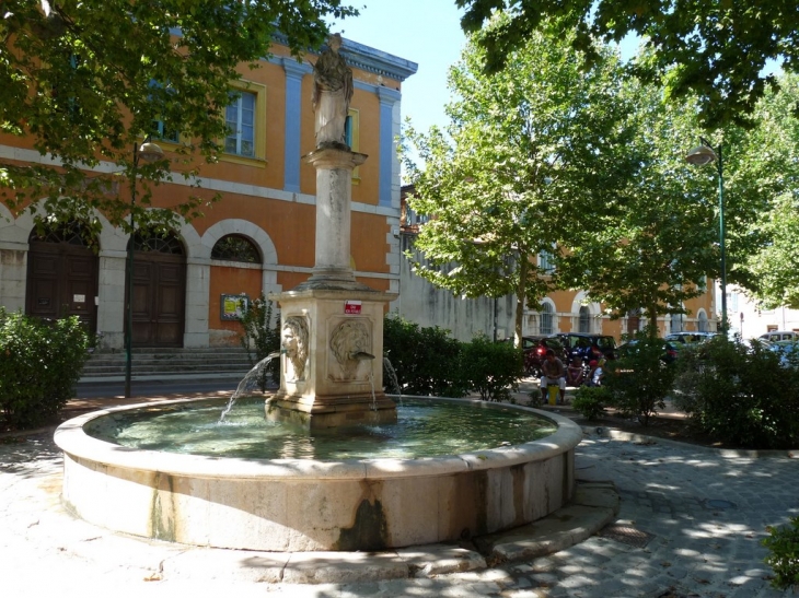 La fontaine , place du palais de justice - Brignoles