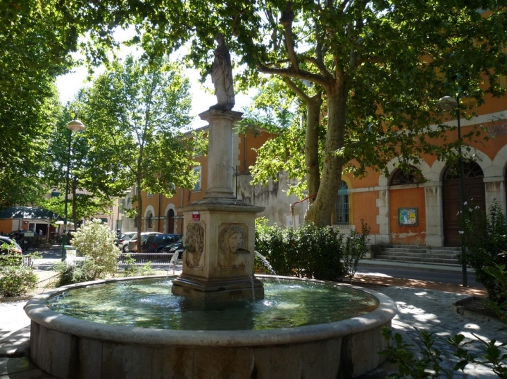 La fontaine , place du palais de justice - Brignoles