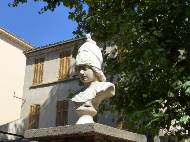 Place du palais de justice - Brignoles