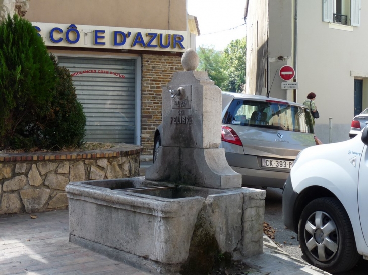 La fontaine Dei Felibre, avenue Frédéric Mistral - Brignoles