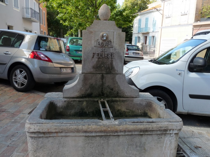 La fontaine Dei Felibre, avenue Frédéric Mistral - Brignoles