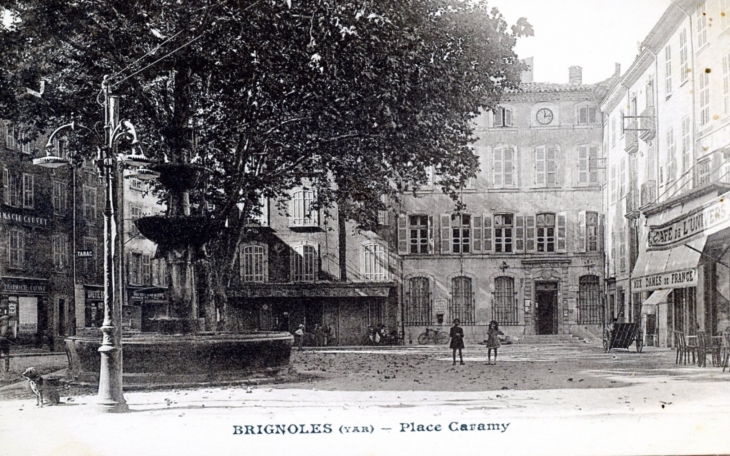 Place Caramy, vers 1920 (carte postale ancienne). - Brignoles