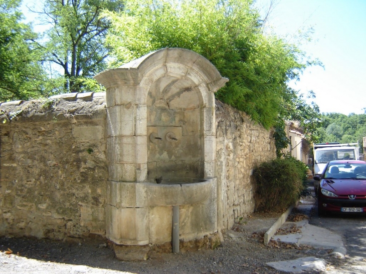 Dans le village - Brue-Auriac