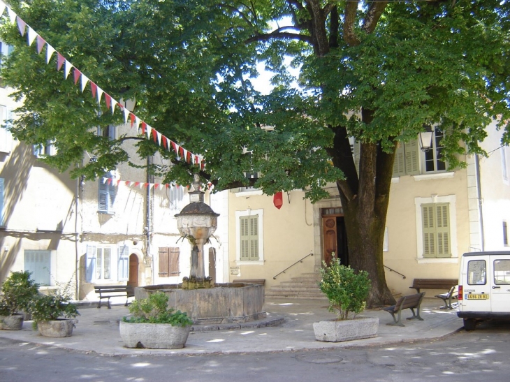 Place de la république - Brue-Auriac