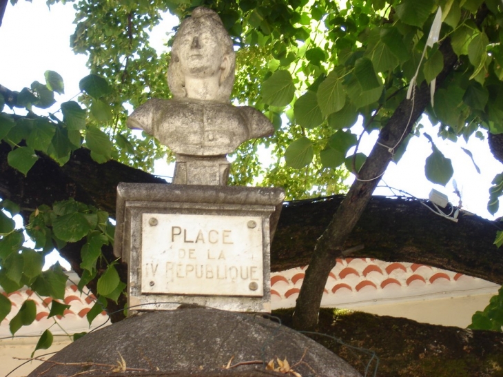 Place de la république - Brue-Auriac