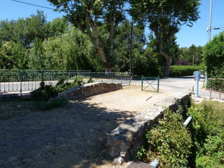 Le petit pont au abords de la RD 12 - Camps-la-Source