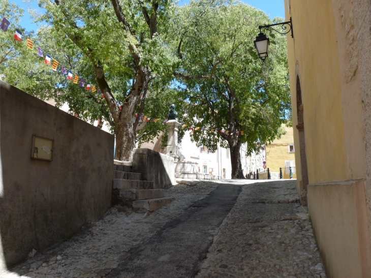 Devant l'église - Camps-la-Source