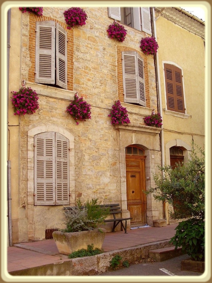 Carcès  façade fleurie et porte d'entrée