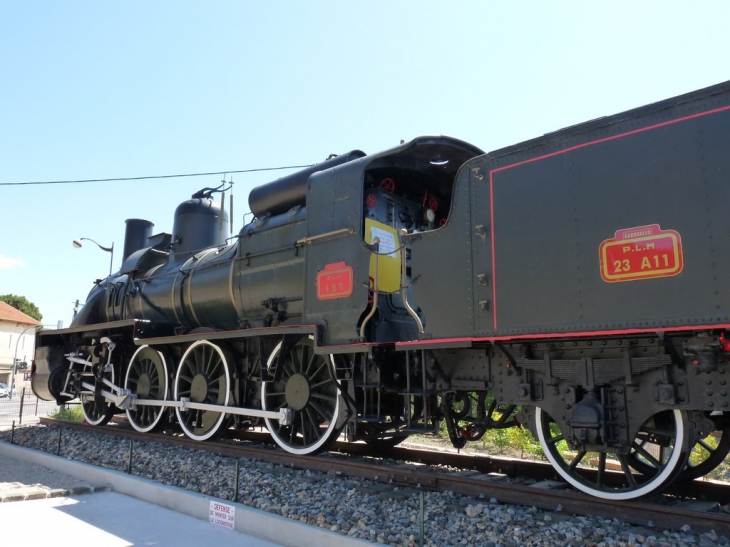 A l'entrée du village , la locomotive 4B9 affectée à Carnoules de 1918 à1930