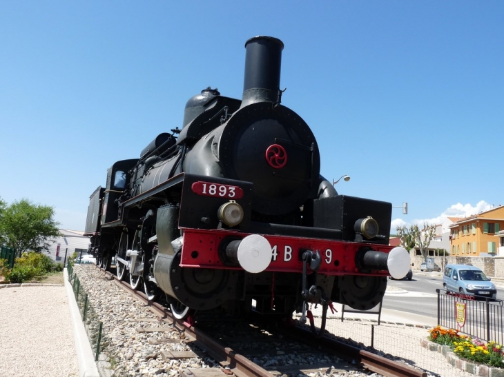 A l'entrée du village , la locomotive 4B9 affectée à Carnoules de 1918 à1930