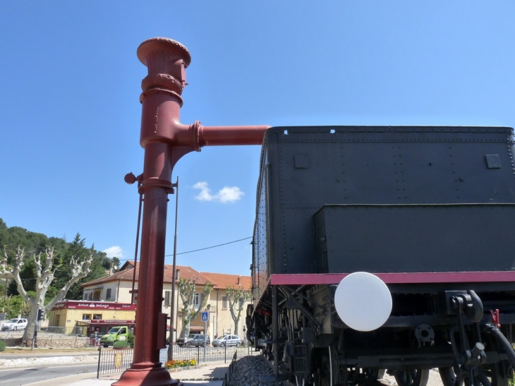 A l'entrée du village , la locomotive 4B9 affectée à Carnoules de 1918 à1930