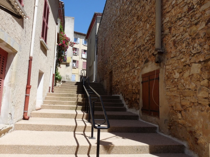 Dans le village, la montée de L'Escalade - Carnoules