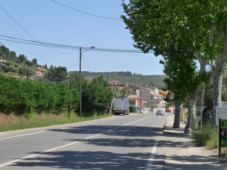 En arrivant au village la route nationale - Carnoules