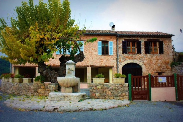 Fontaine de Chateaudouble - Châteaudouble