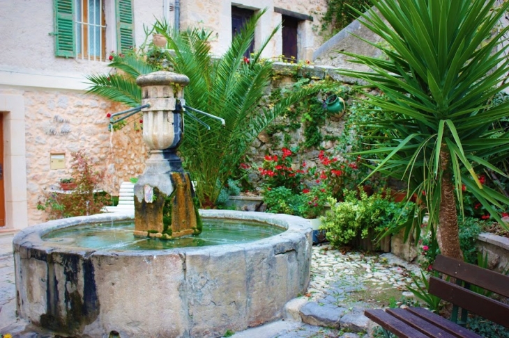 Fontaine de Chateaudouble - Châteaudouble